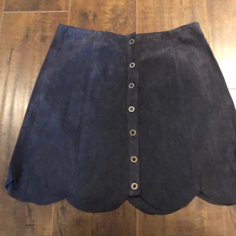 Never worn bagatelle scallop leather skirt in navy